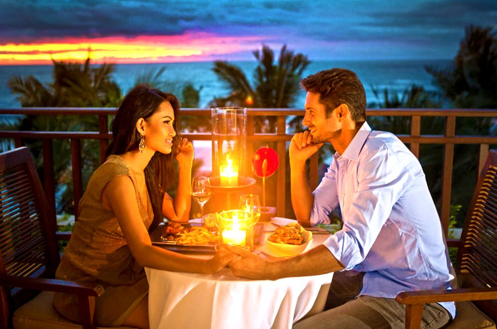 Honeymoon in Paradise: Maldives & Sri Lanka Combo Itinerary 1 Couple enjoying romantic candlelight dinner